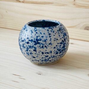 Rond vaasje blauw wit gespikkeld