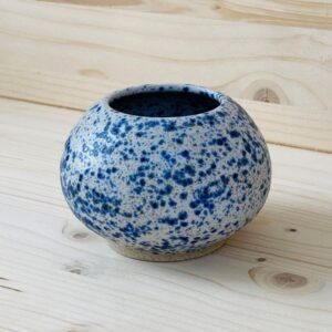 Rond vaasje met brede buik blauw wit